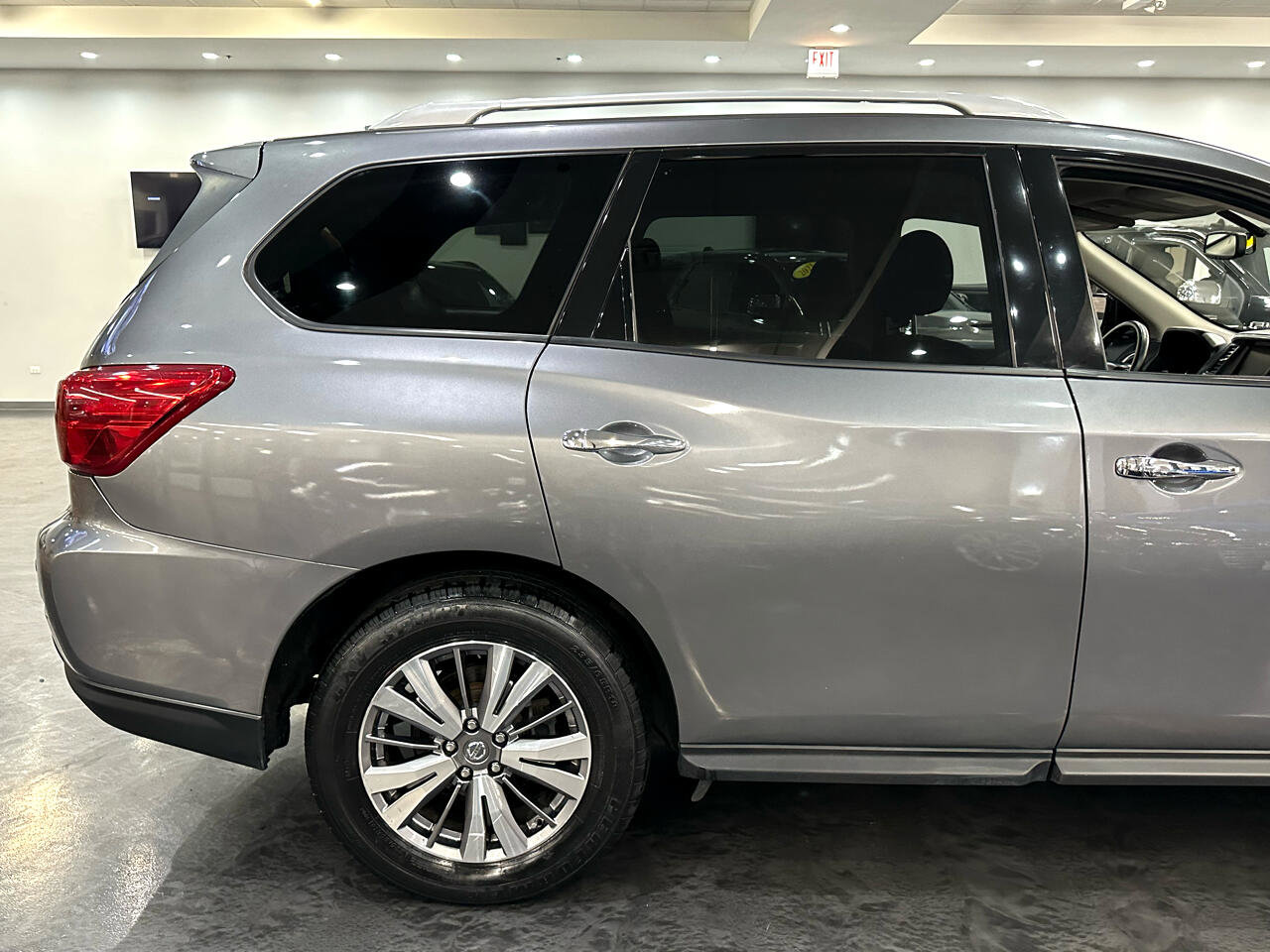 Used 2019 Nissan Pathfinder SV image 9