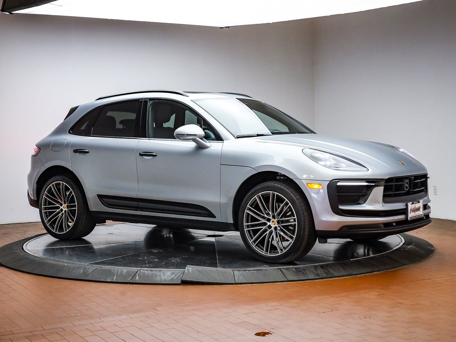 Certified 2025 Porsche Macan image 15