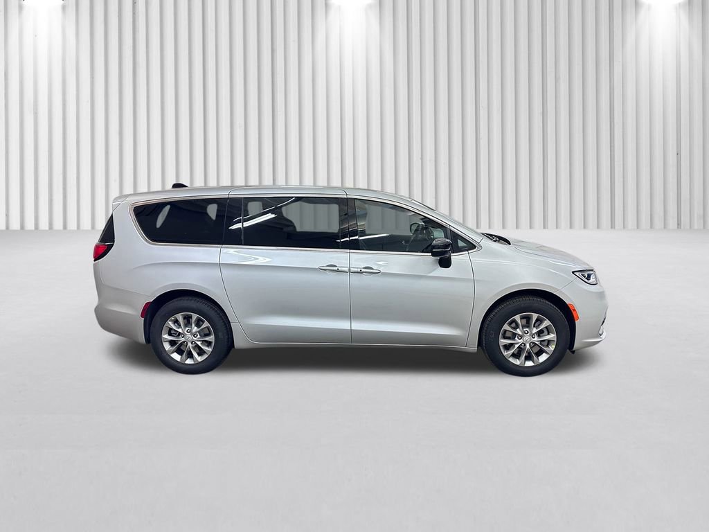 New 2026 Chrysler Pacifica Select AWD/4WD image 3