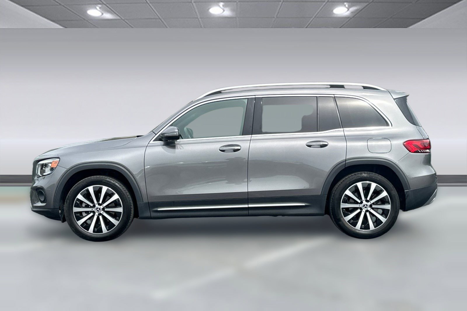 Used 2023 Mercedes-Benz GLB 250 4MATIC image 2