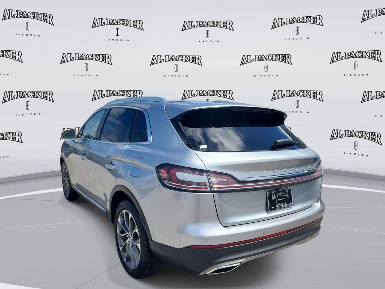 Used 2022 Lincoln Nautilus Reserve image 3
