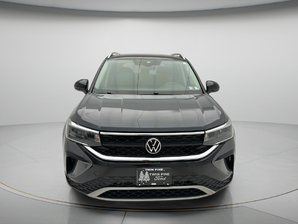 Used 2024 Volkswagen Taos SE w/ Panoramic Sunroof Package FWD image 2