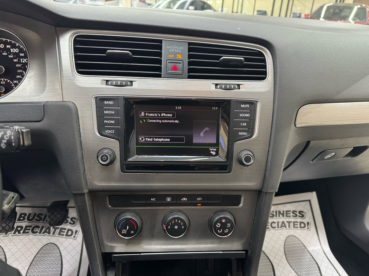 Used 2015 Volkswagen Golf S image 25