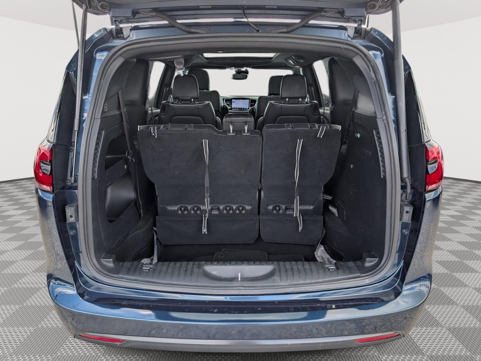 Used 2025 Chrysler Pacifica Limited FWD image 14