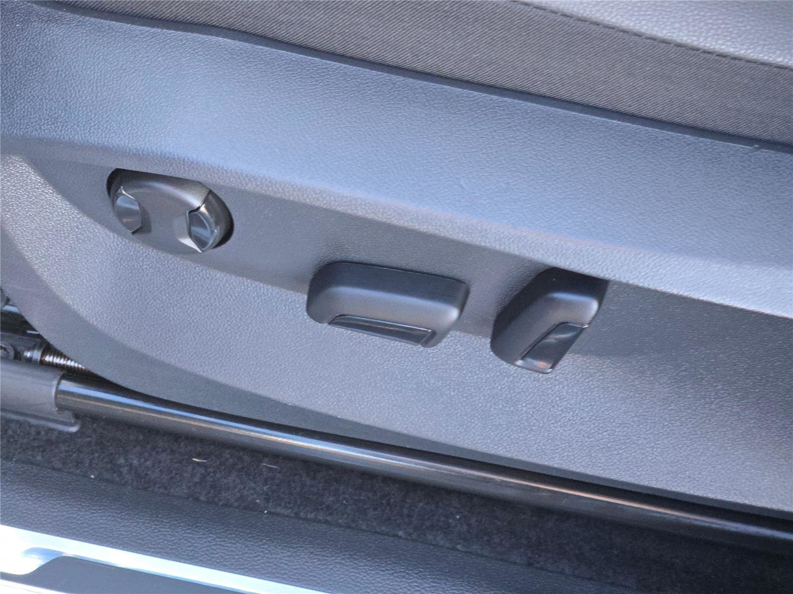 Used 2024 Volkswagen Tiguan Wolfsburg Edition image 27