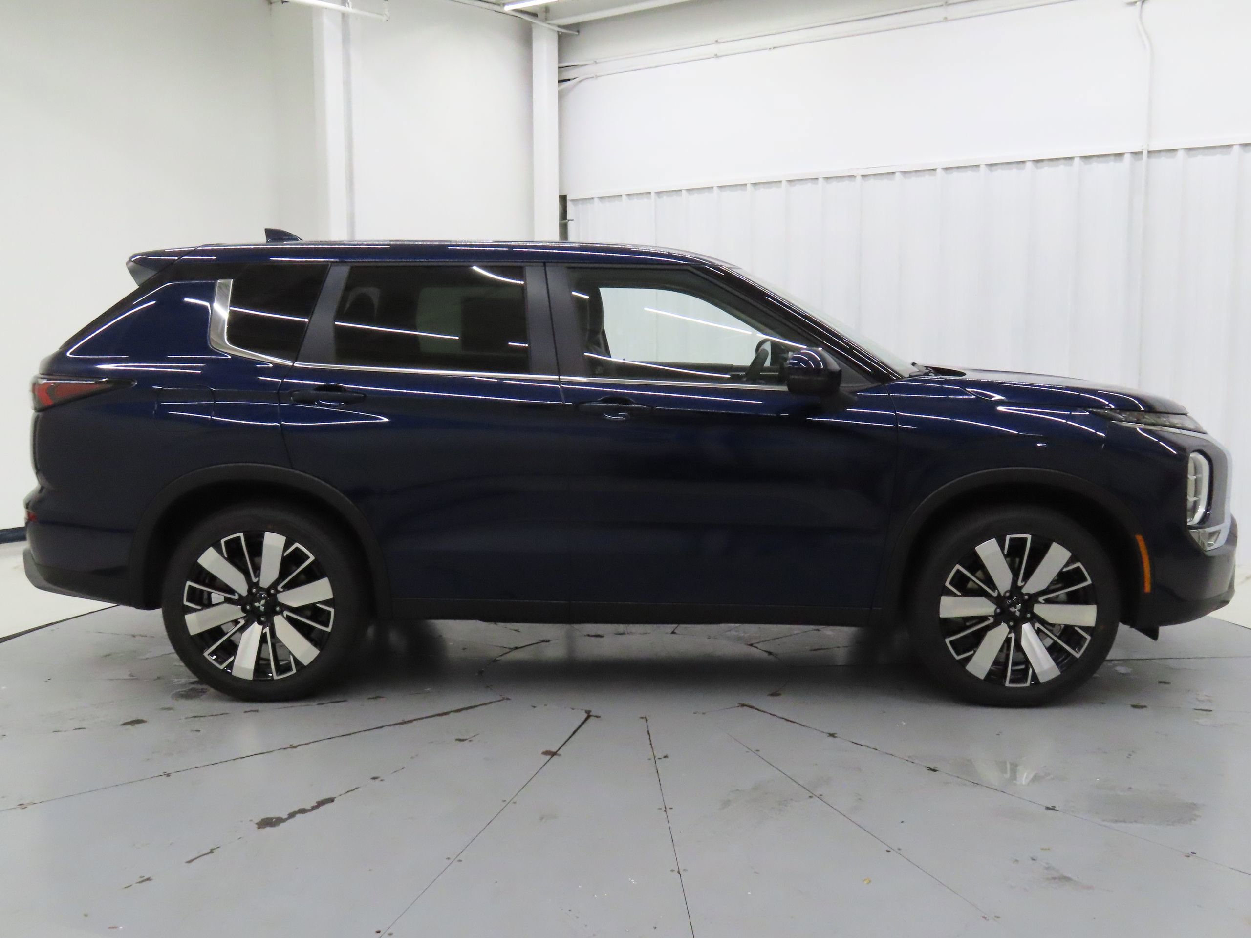 New 2025 Mitsubishi Outlander SE image 2