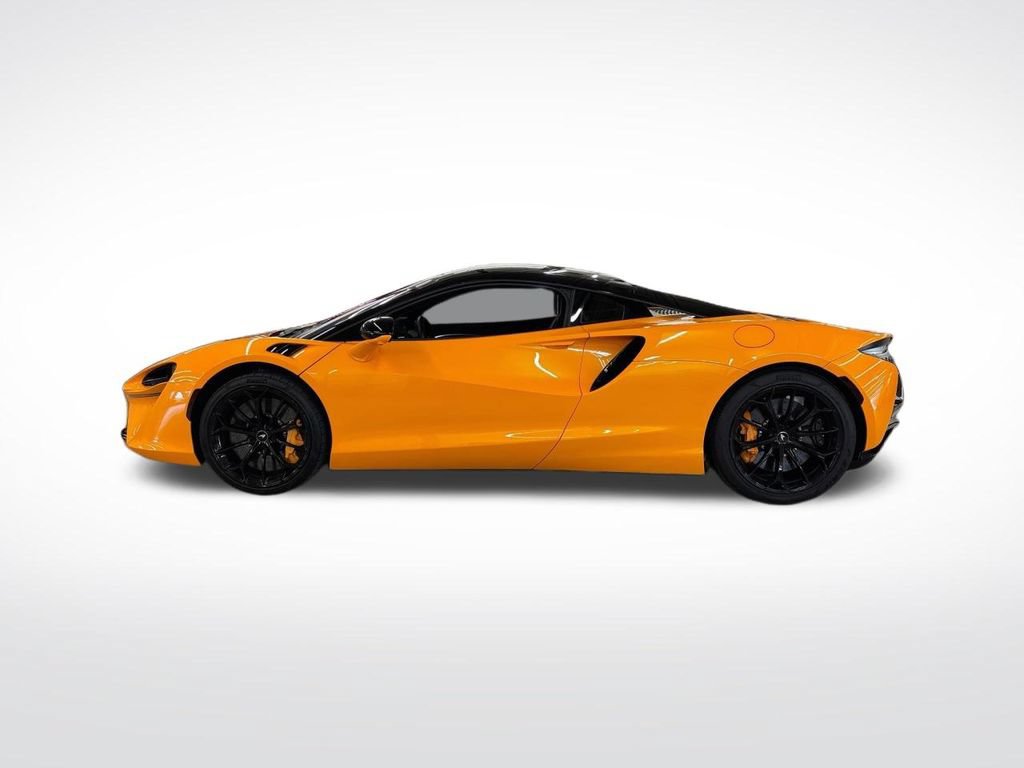 Used 2025 McLaren Artura RWD image 2