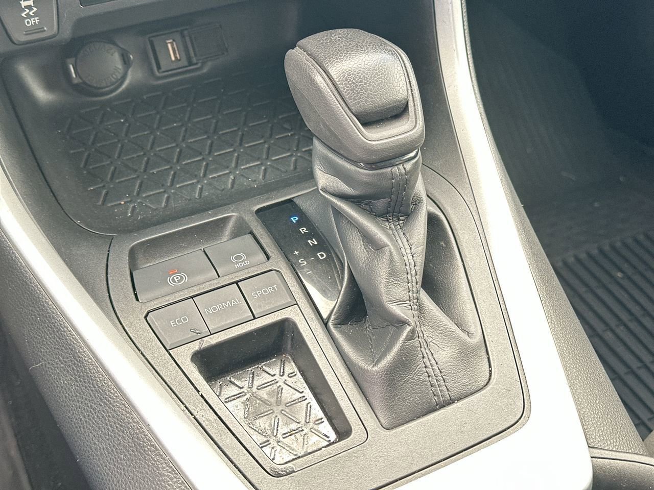 Used 2022 Toyota RAV4 LE image 21