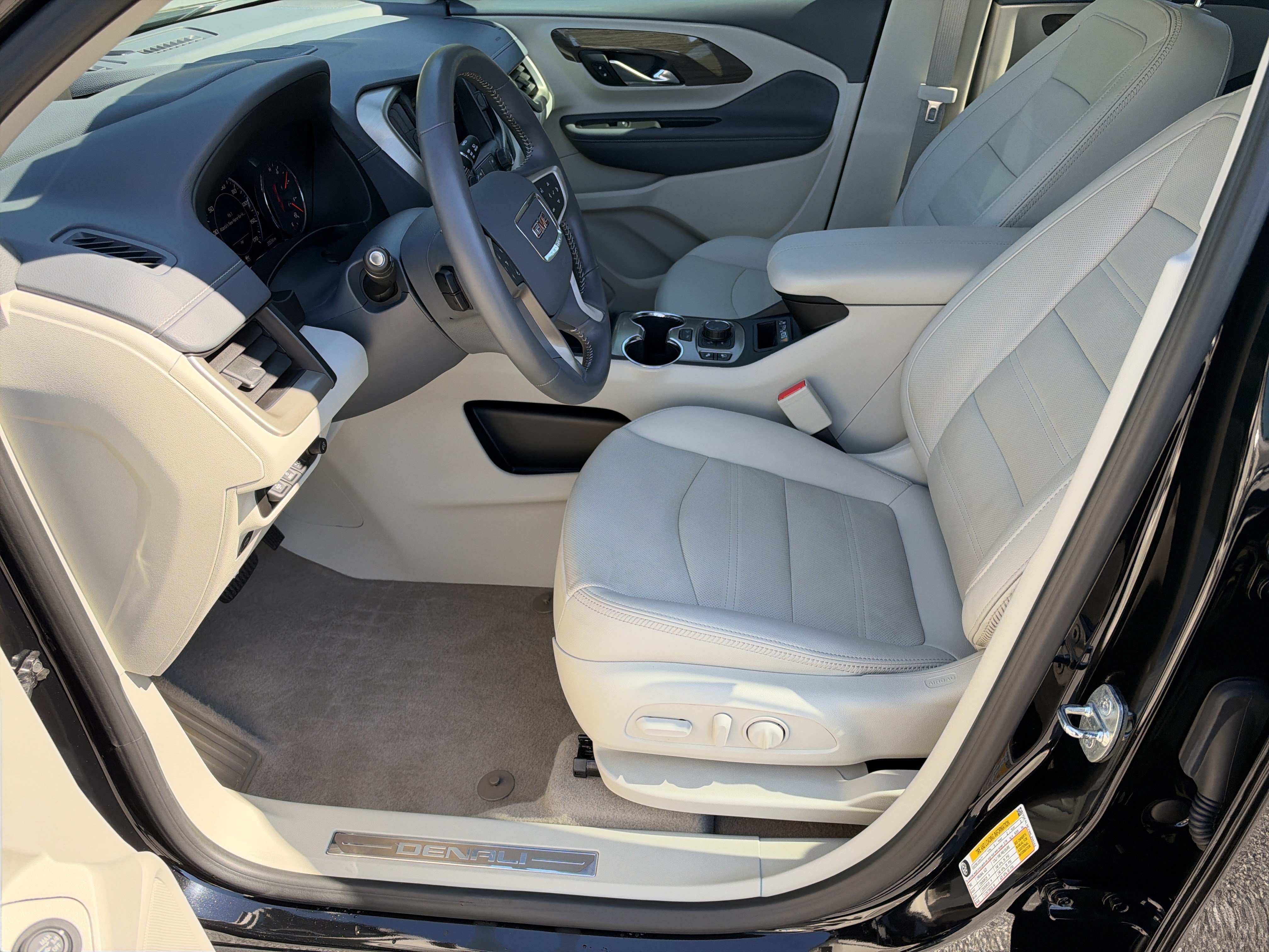 Used 2022 GMC Terrain Denali w/ Denali Premium Package AWD/4WD image 11