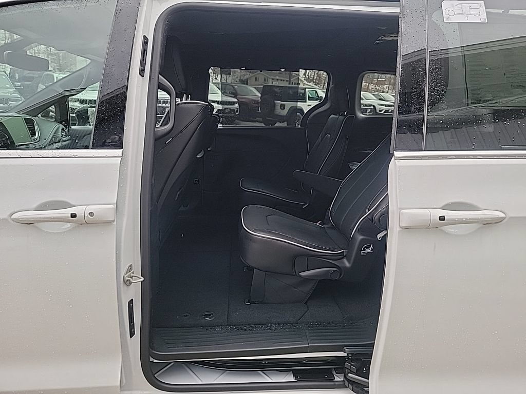 New 2026 Chrysler Pacifica Limited w/ Uconnect Theater Family Group AWD/4WD image 7