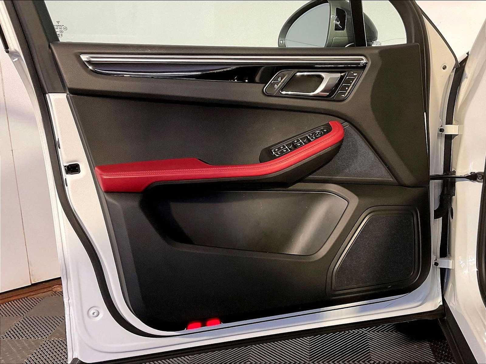 Certified 2023 Porsche Macan Turbo AWD/4WD image 25