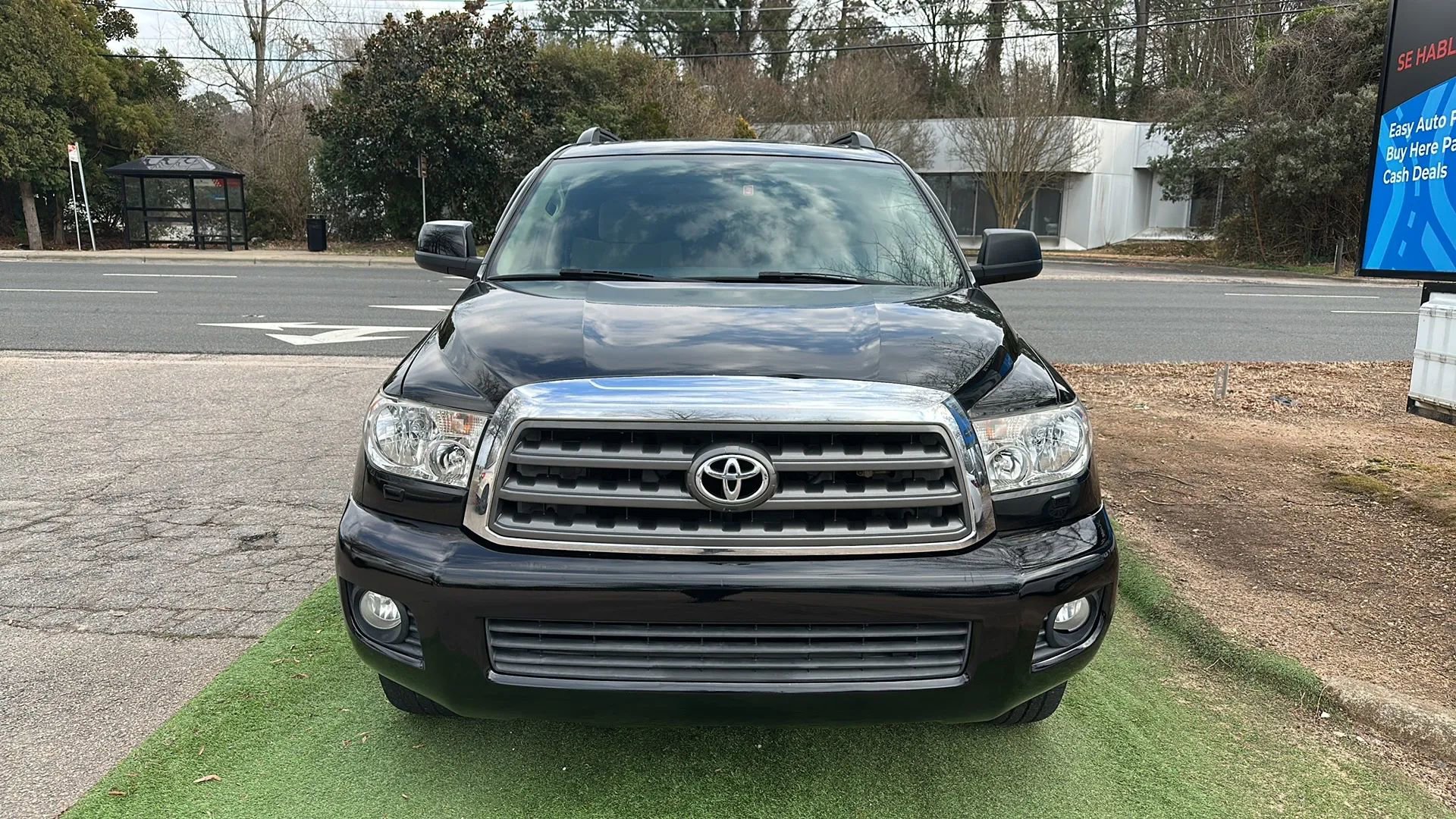 Used 2014 Toyota Sequoia SR5 AWD/4WD image 2