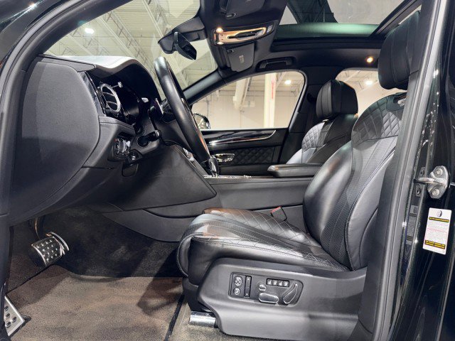 Used 2017 Bentley Bentayga image 11