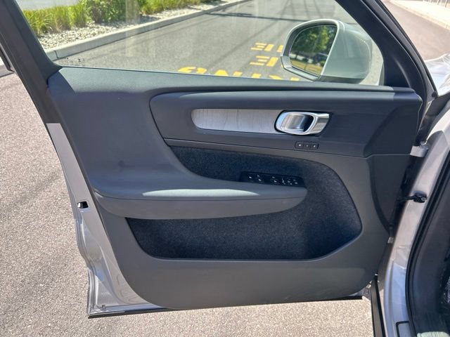 Certified 2025 Volvo XC40 B5 Plus AWD/4WD image 21
