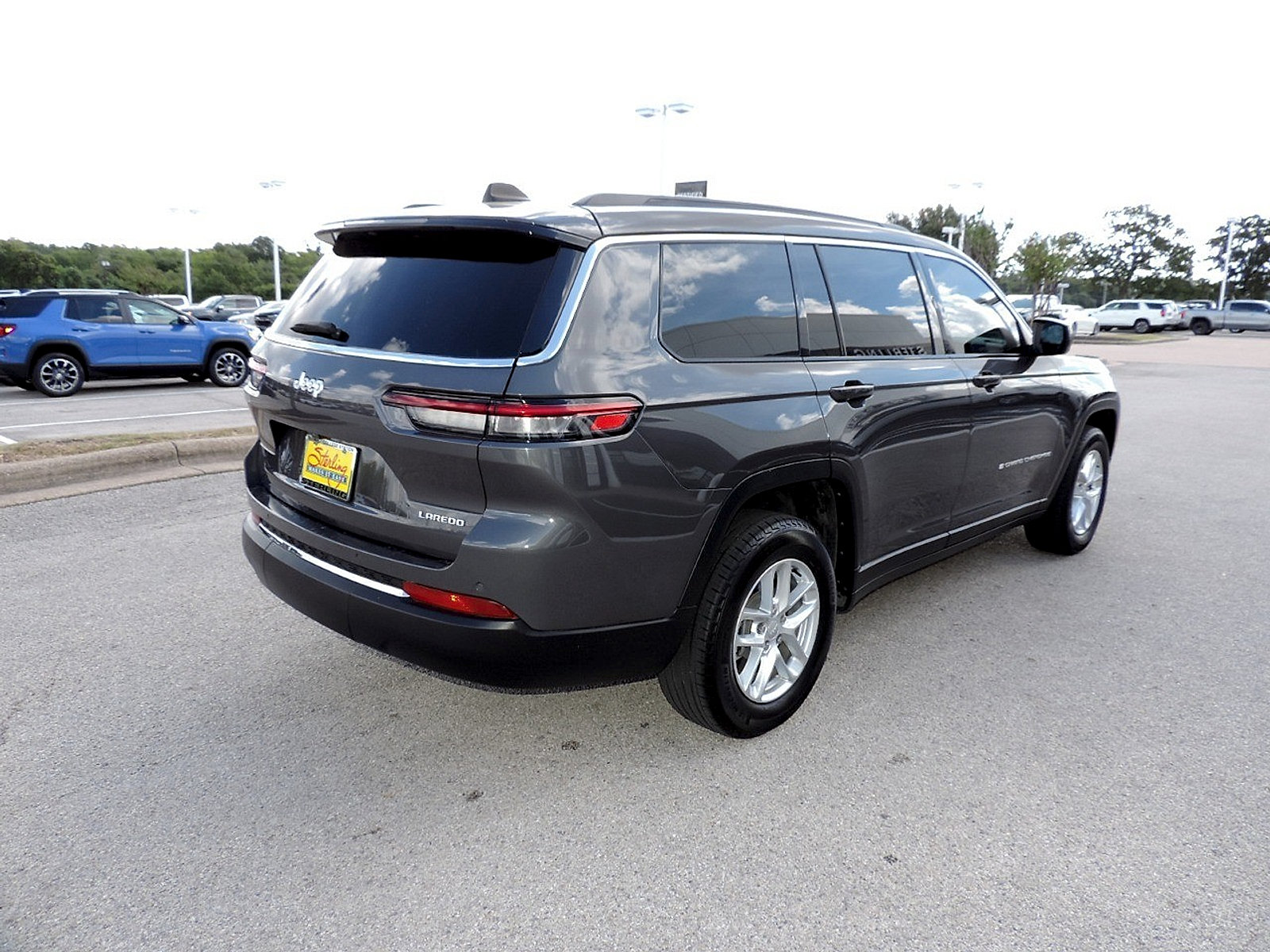 Used 2025 Jeep Grand Cherokee L Laredo RWD image 5