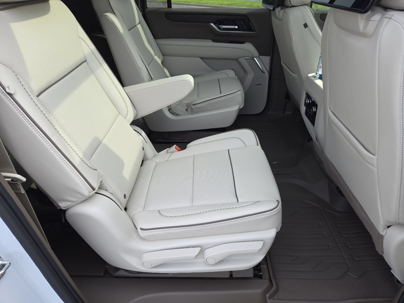 New 2026 GMC Yukon XL Denali w/ Denali Reserve Package AWD/4WD image 30