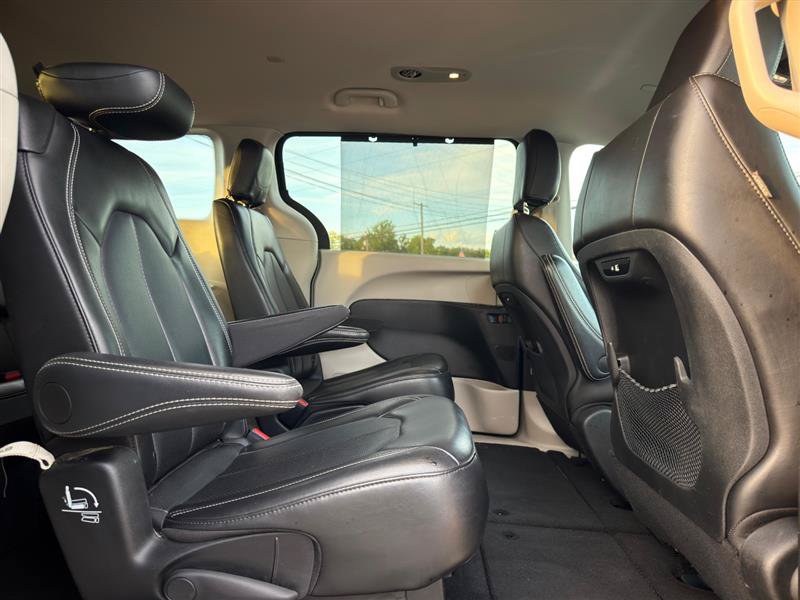 Used 2024 Chrysler Pacifica Touring-L FWD image 24