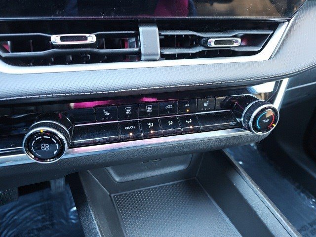 Used 2025 Chevrolet Equinox LT image 24