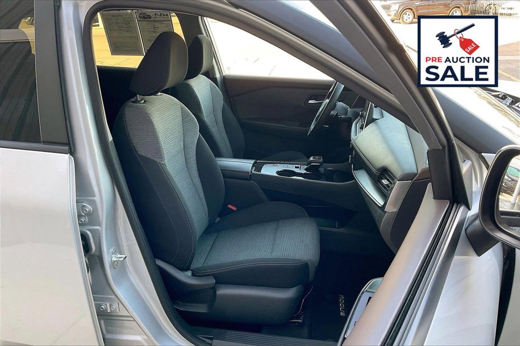 Used 2023 Nissan Rogue SV image 7