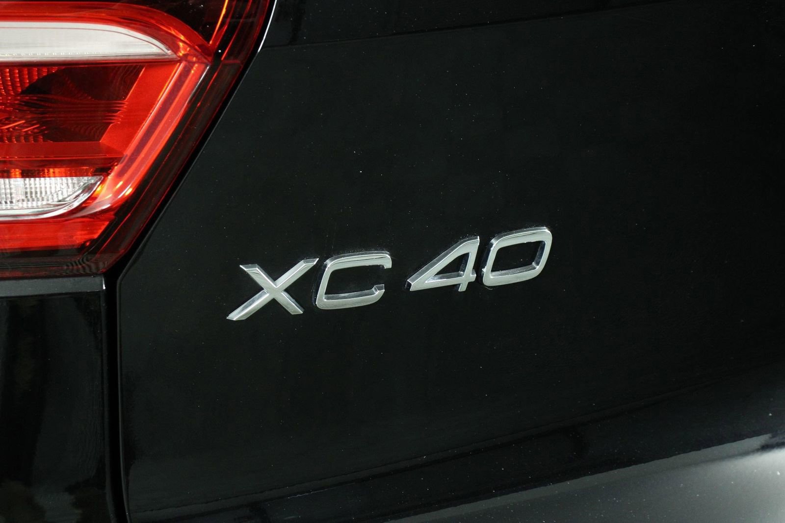 Used 2025 Volvo XC40 B5 Plus image 19