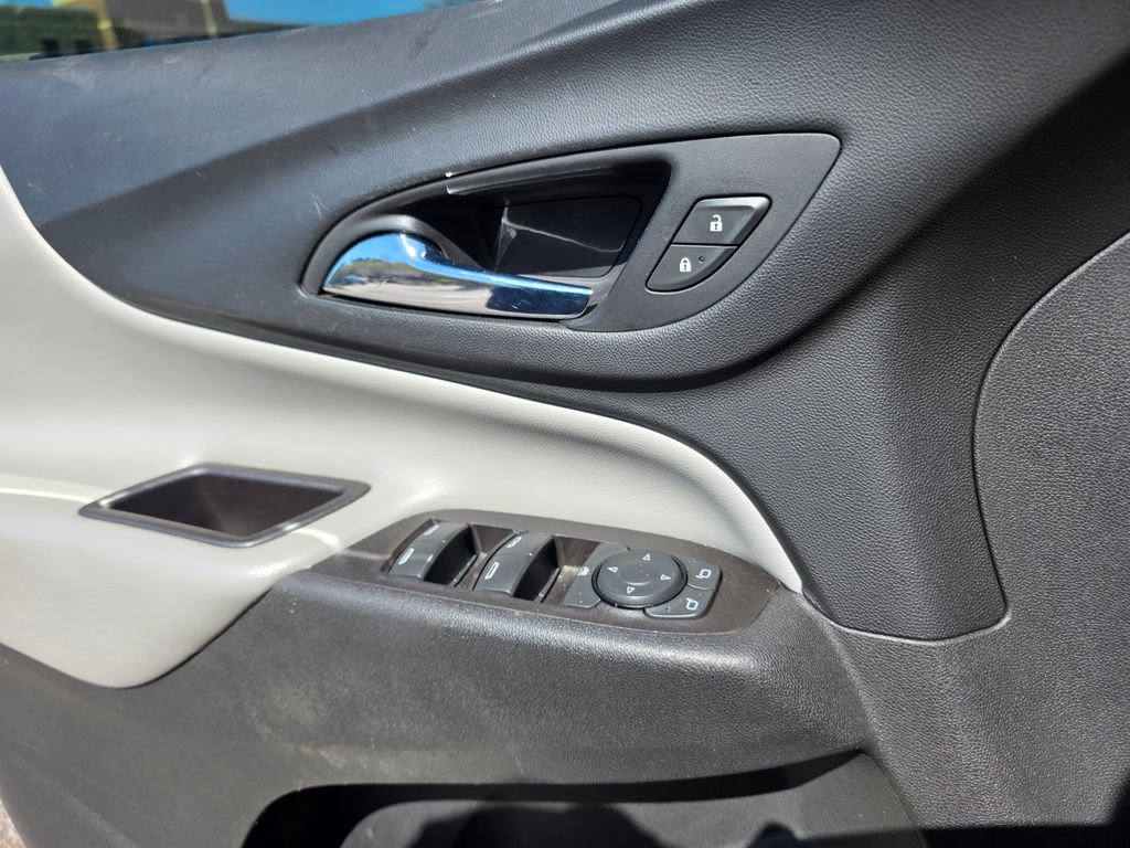 Used 2021 Chevrolet Equinox LS image 13