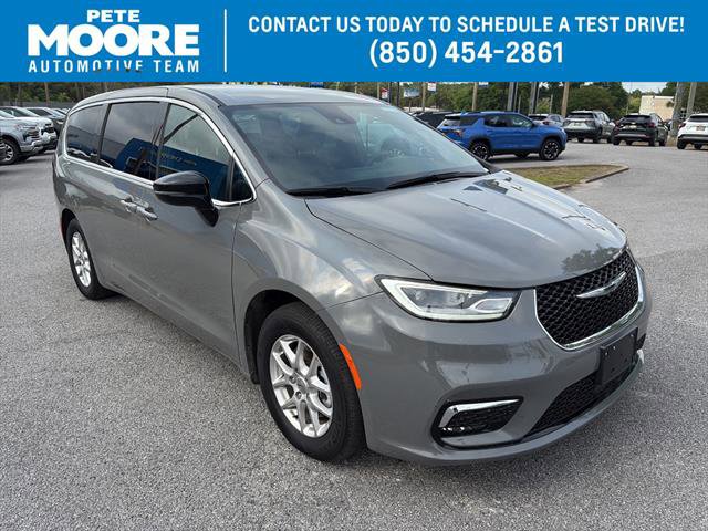 Used 2025 Chrysler Pacifica Select FWD image 1