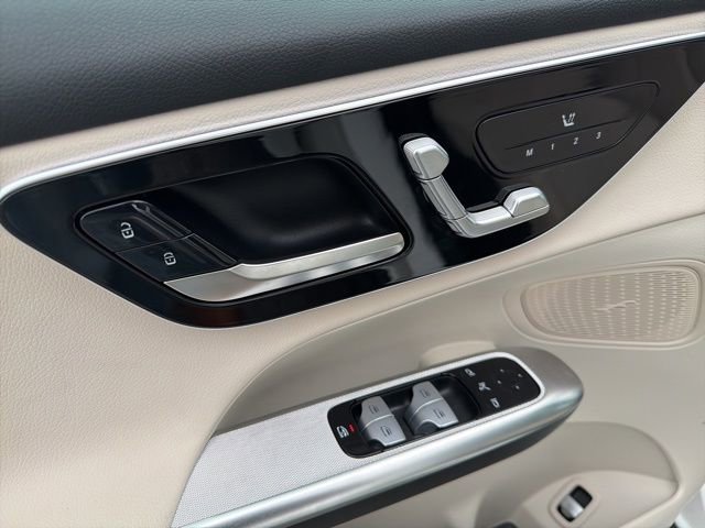 Used 2025 Mercedes-Benz GLC 300 4MATIC image 12