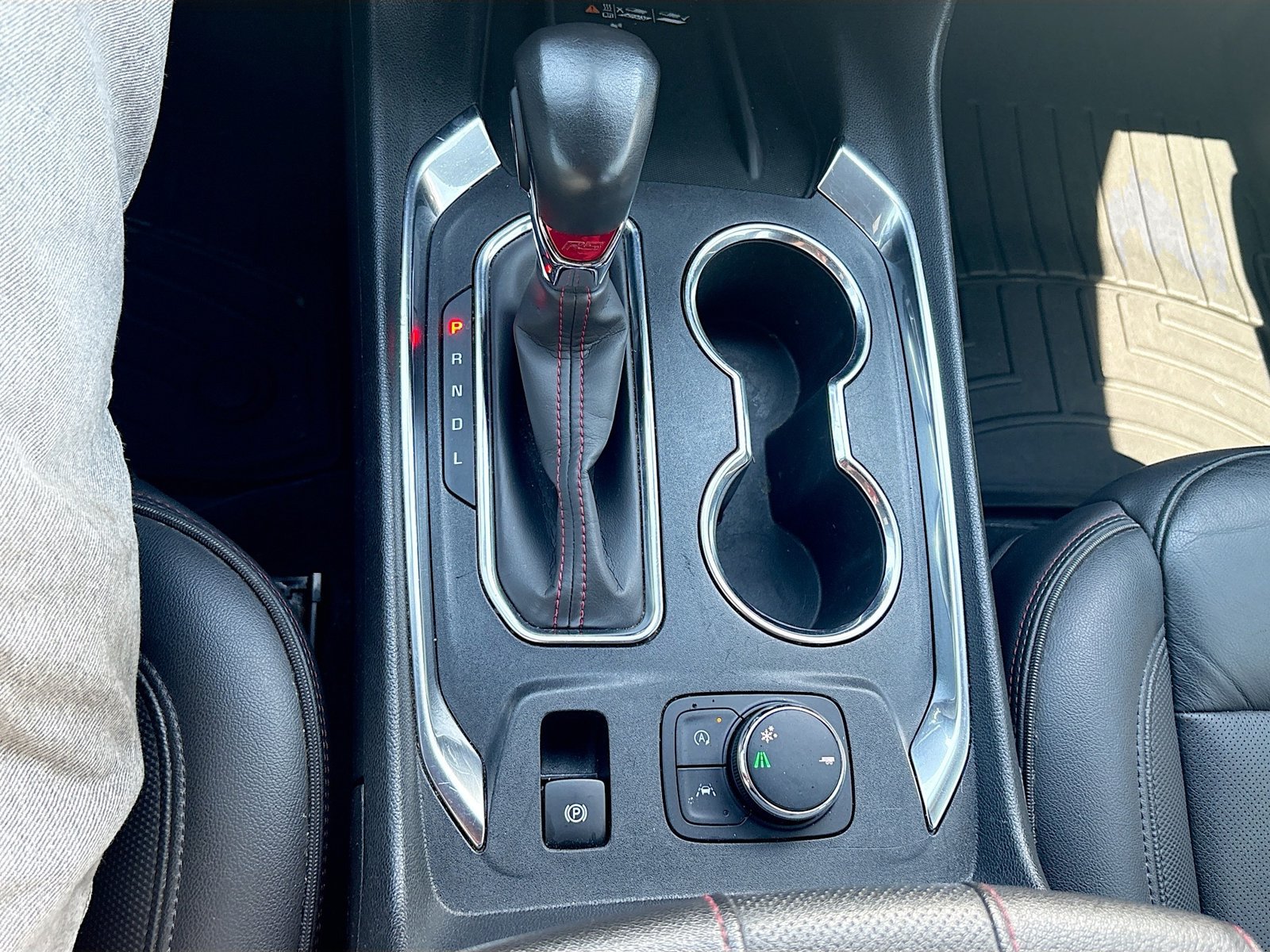 Used 2022 Chevrolet Traverse RS FWD image 16