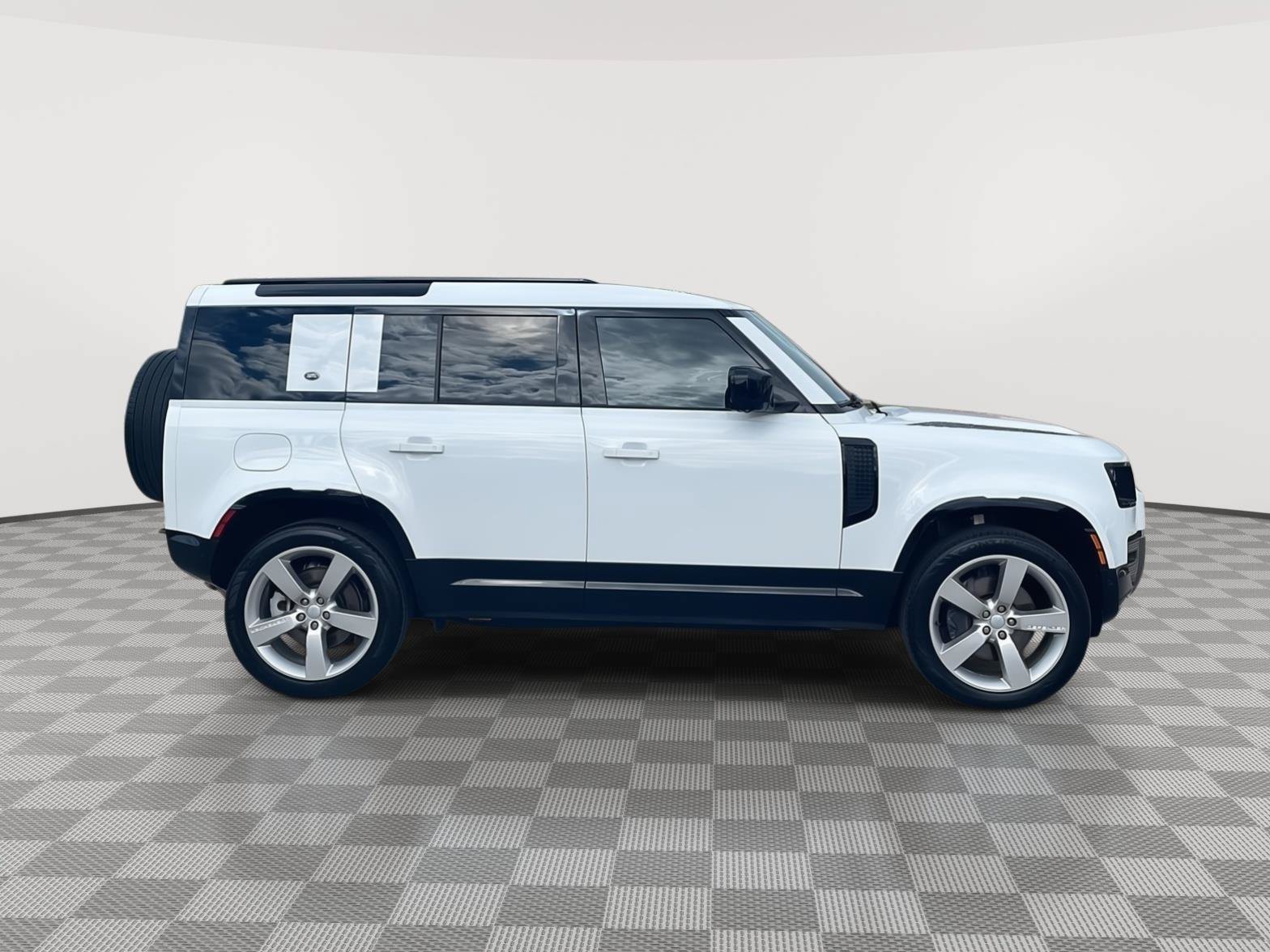 Used 2024 Land Rover Defender 110 X-Dynamic SE AWD/4WD image 5