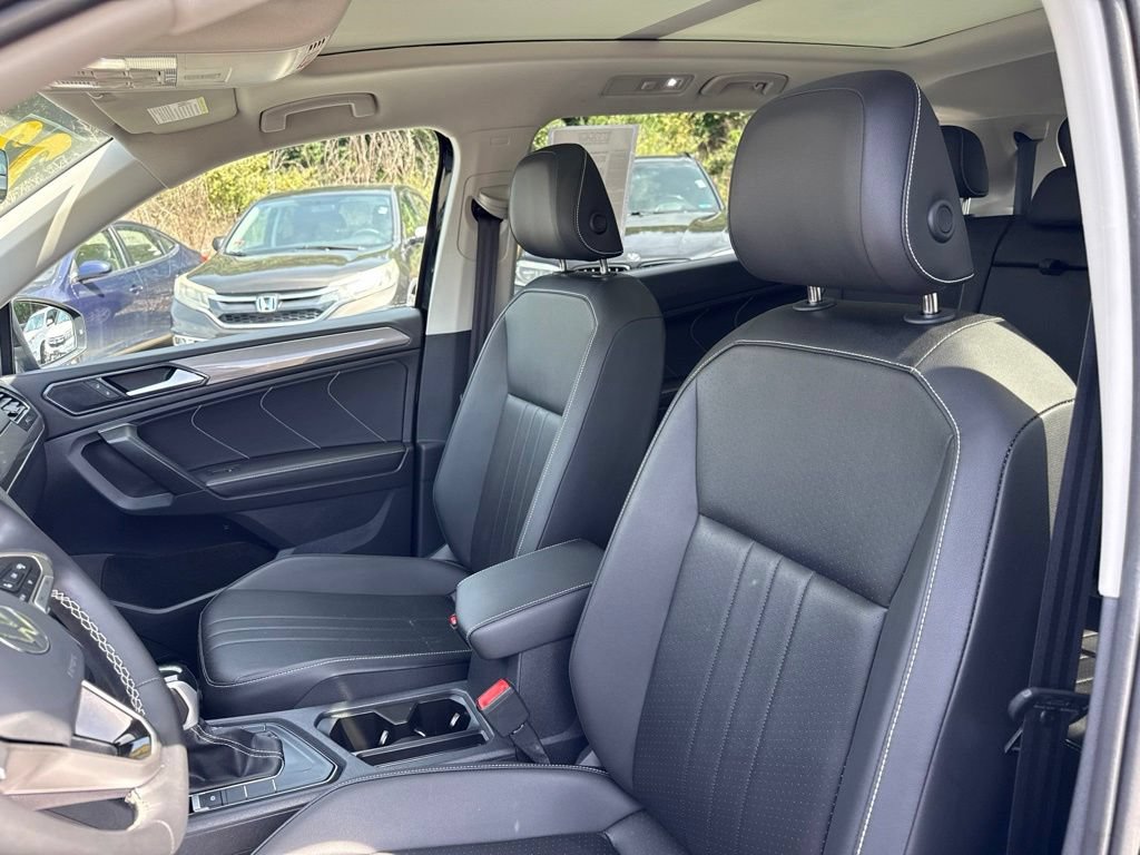 Used 2023 Volkswagen Tiguan SE w/ Panoramic Sunroof Package FWD image 30