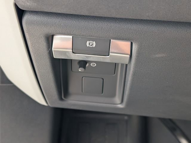 Used 2023 Land Rover Defender 130 X-Dynamic SE image 39