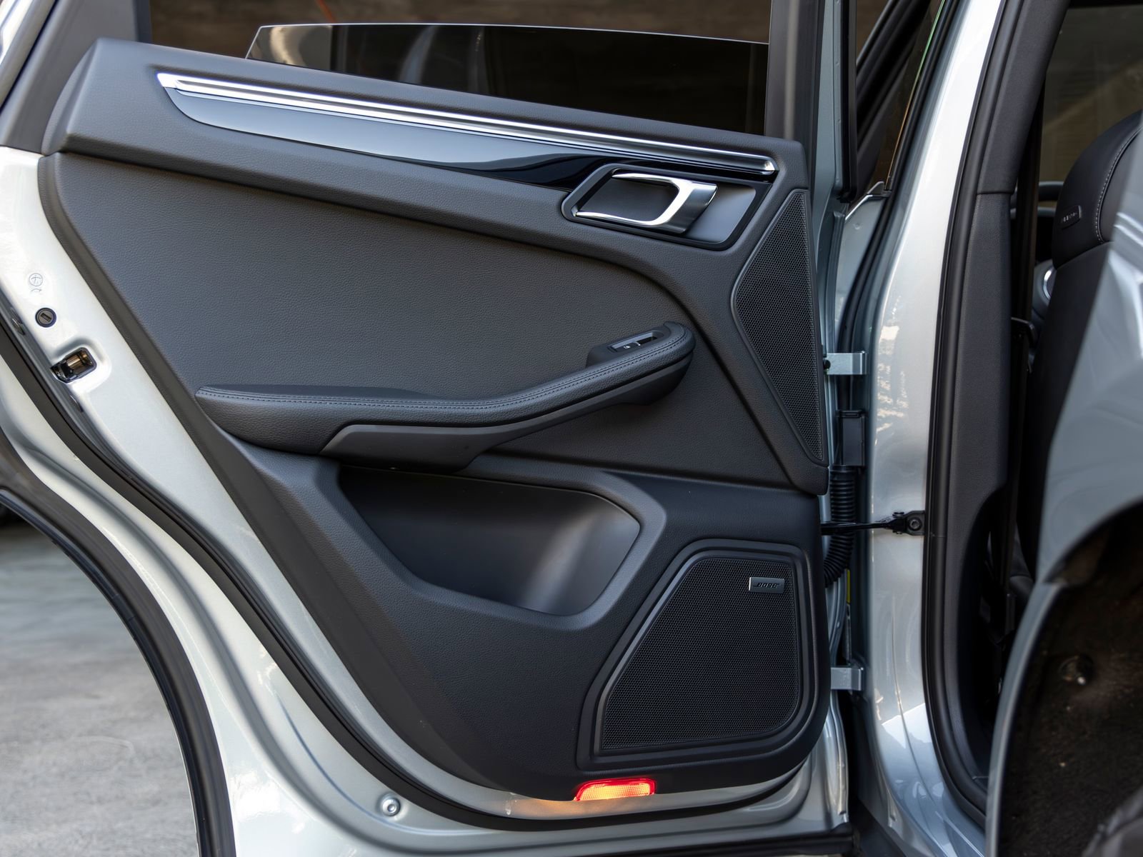 Certified 2025 Porsche Macan AWD/4WD image 41