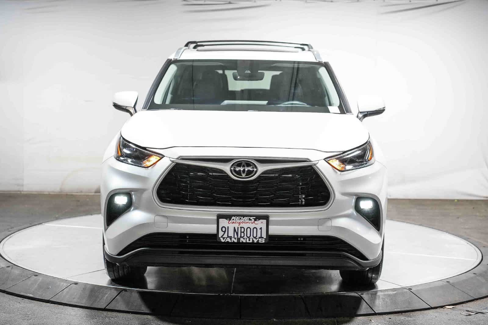 Used 2024 Toyota Highlander XLE FWD image 2