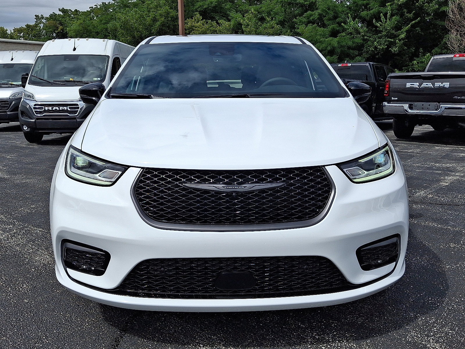 New 2026 Chrysler Pacifica Select image 3