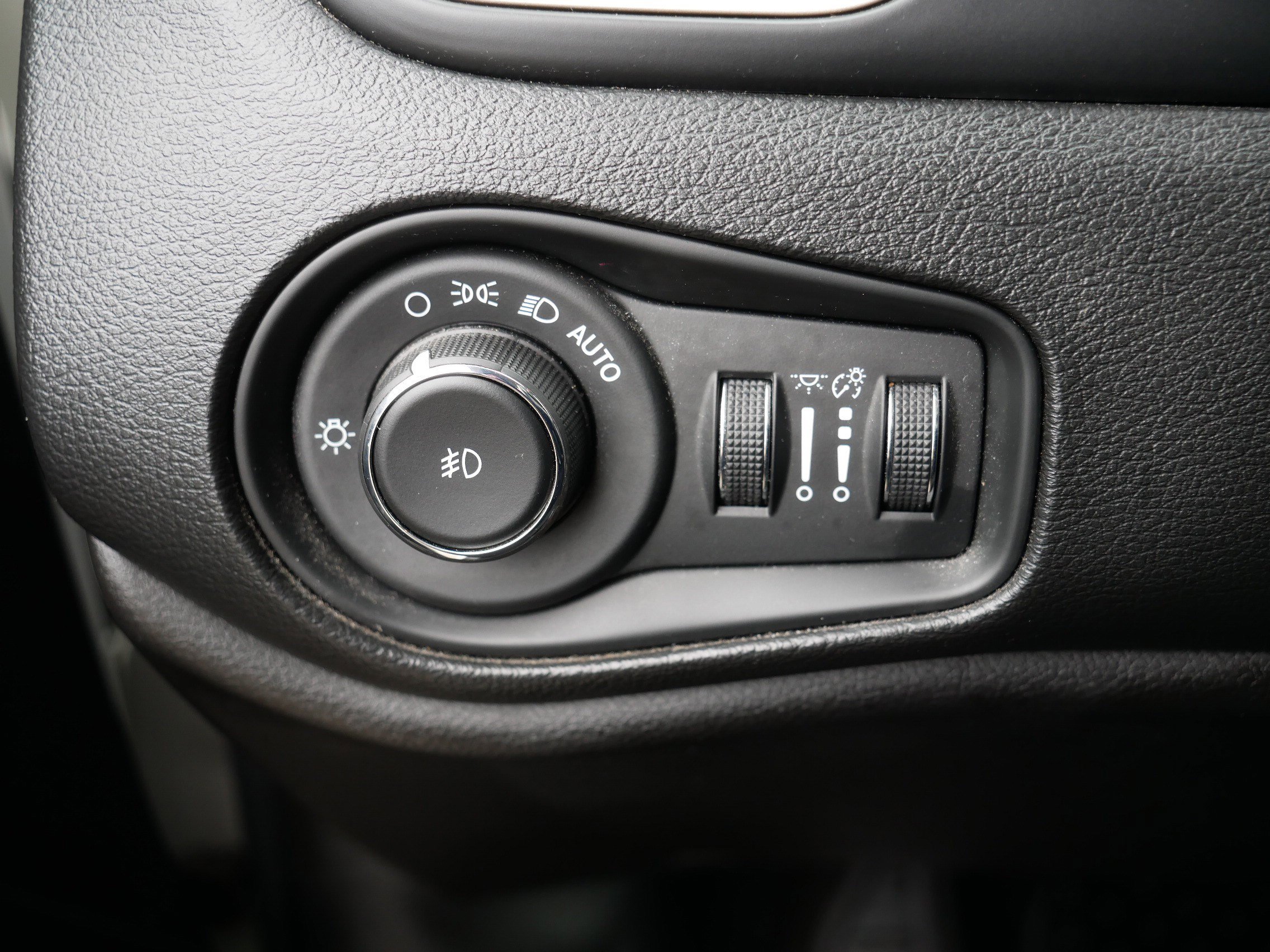 Used 2017 Jeep Renegade Latitude w/ Cold Weather Group image 26