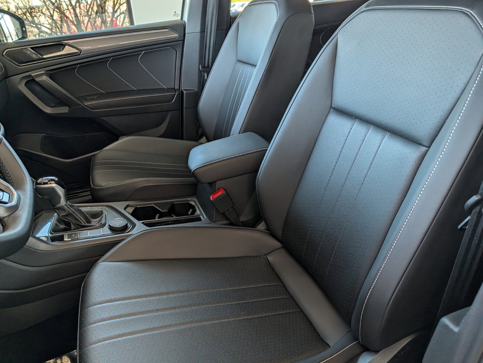 Used 2022 Volkswagen Tiguan SE R-Line image 10