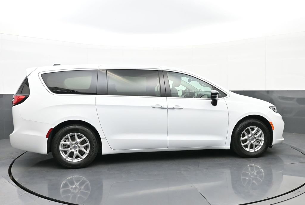 Used 2024 Chrysler Pacifica Touring-L image 2