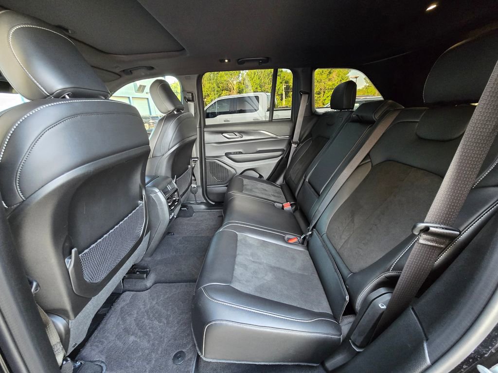 Used 2025 Jeep Grand Cherokee Altitude AWD/4WD image 15