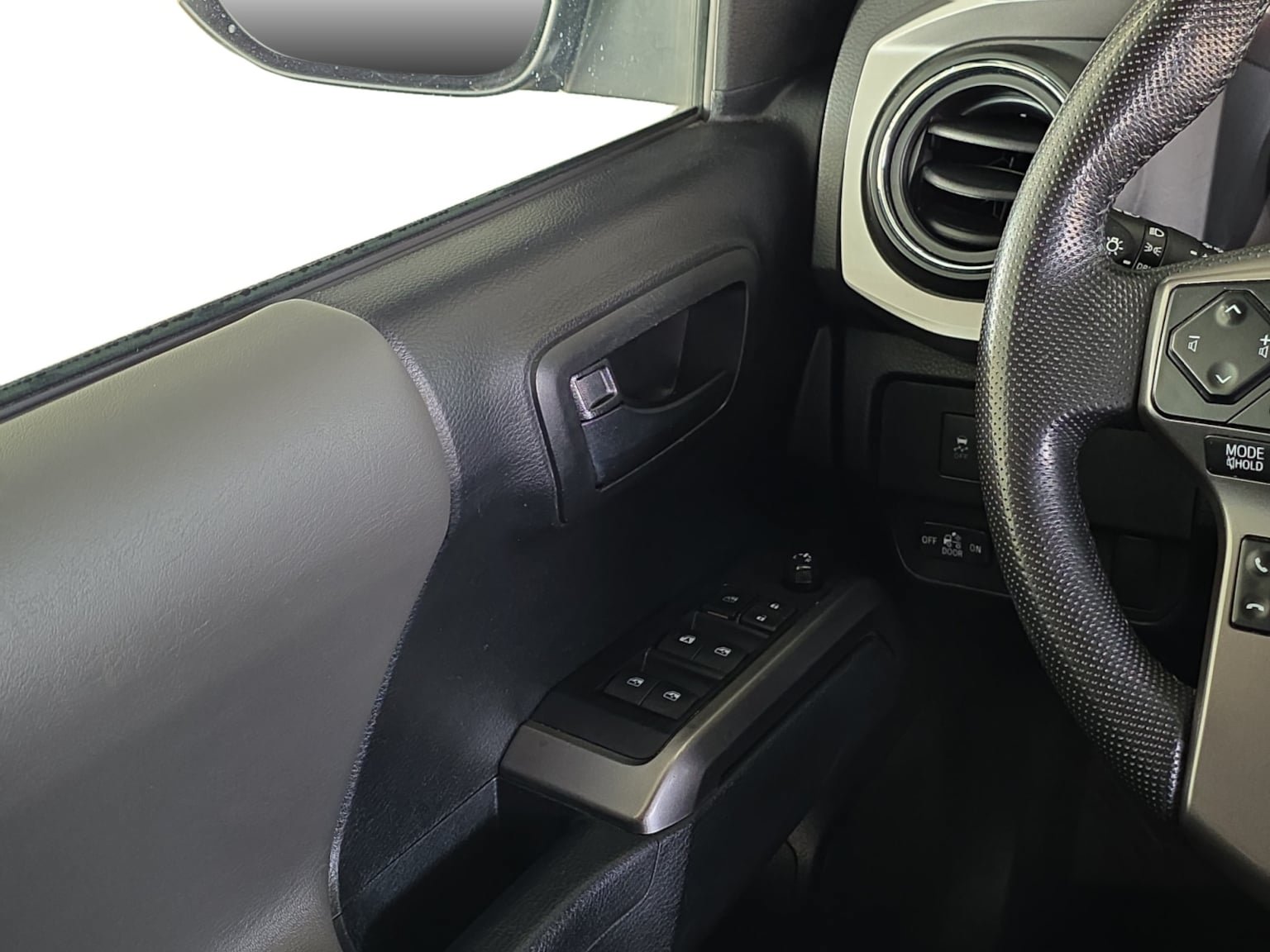 Used 2020 Toyota Tacoma SR5 w/ Technology Package AWD/4WD image 21