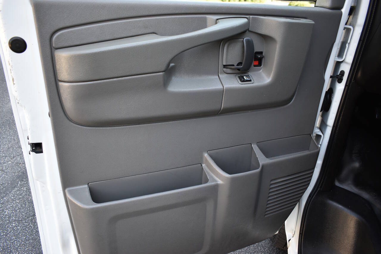 Used 2015 Chevrolet Express 2500 RWD image 16