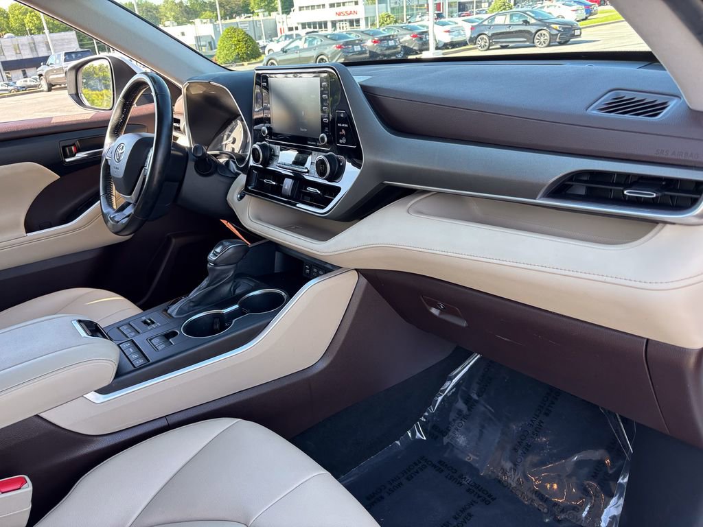 Used 2022 Toyota Highlander XLE AWD/4WD image 40