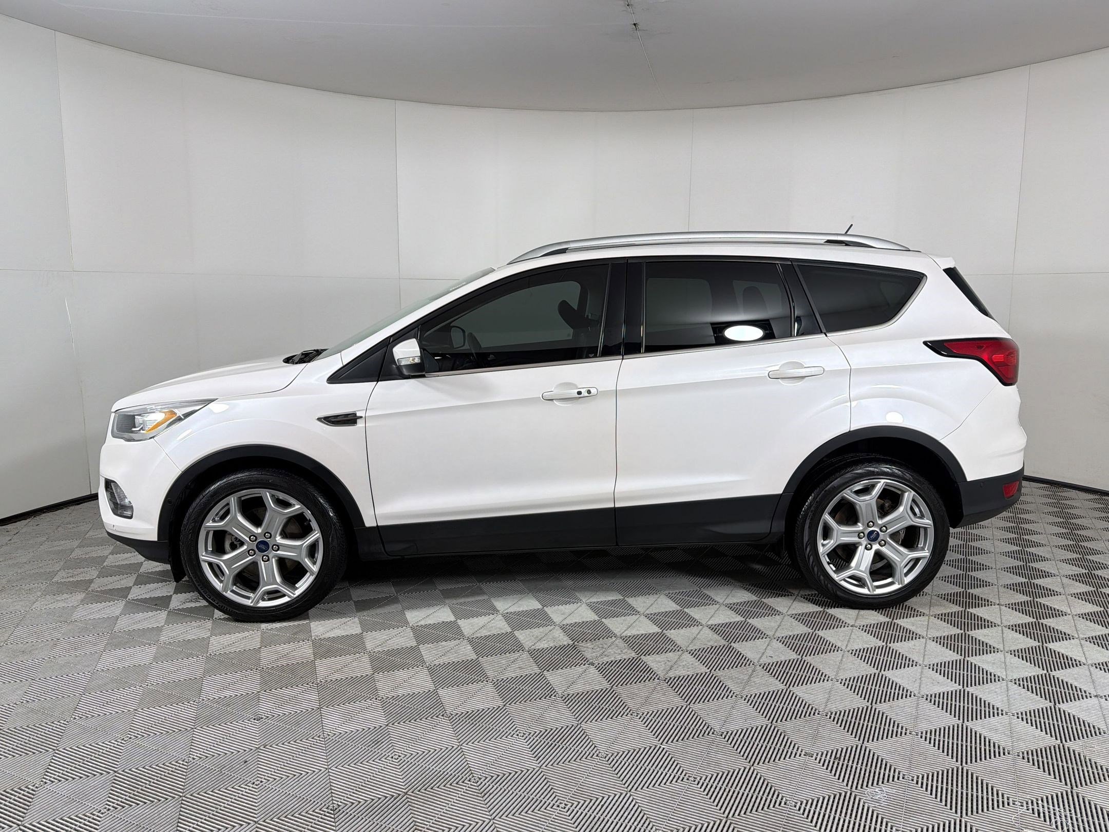 Used 2019 Ford Escape Titanium image 2
