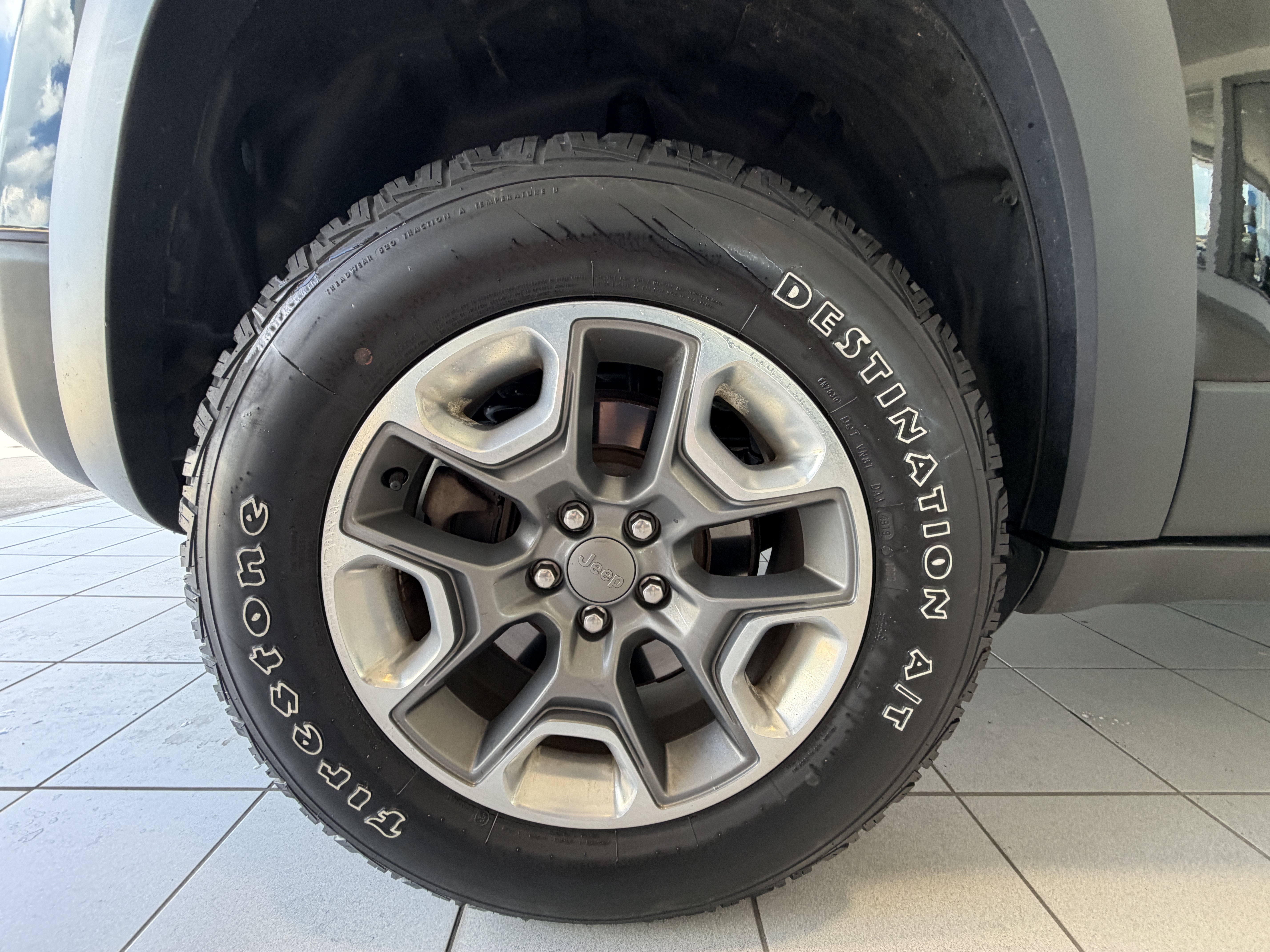 Used 2020 Jeep Cherokee Trailhawk w/ Cold Weather Group AWD/4WD image 9