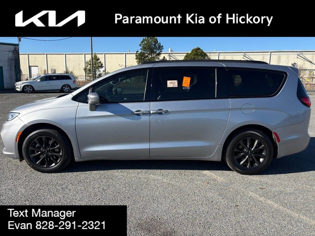 Used 2021 Chrysler Pacifica Touring-L w/ S Appearance Package image 7