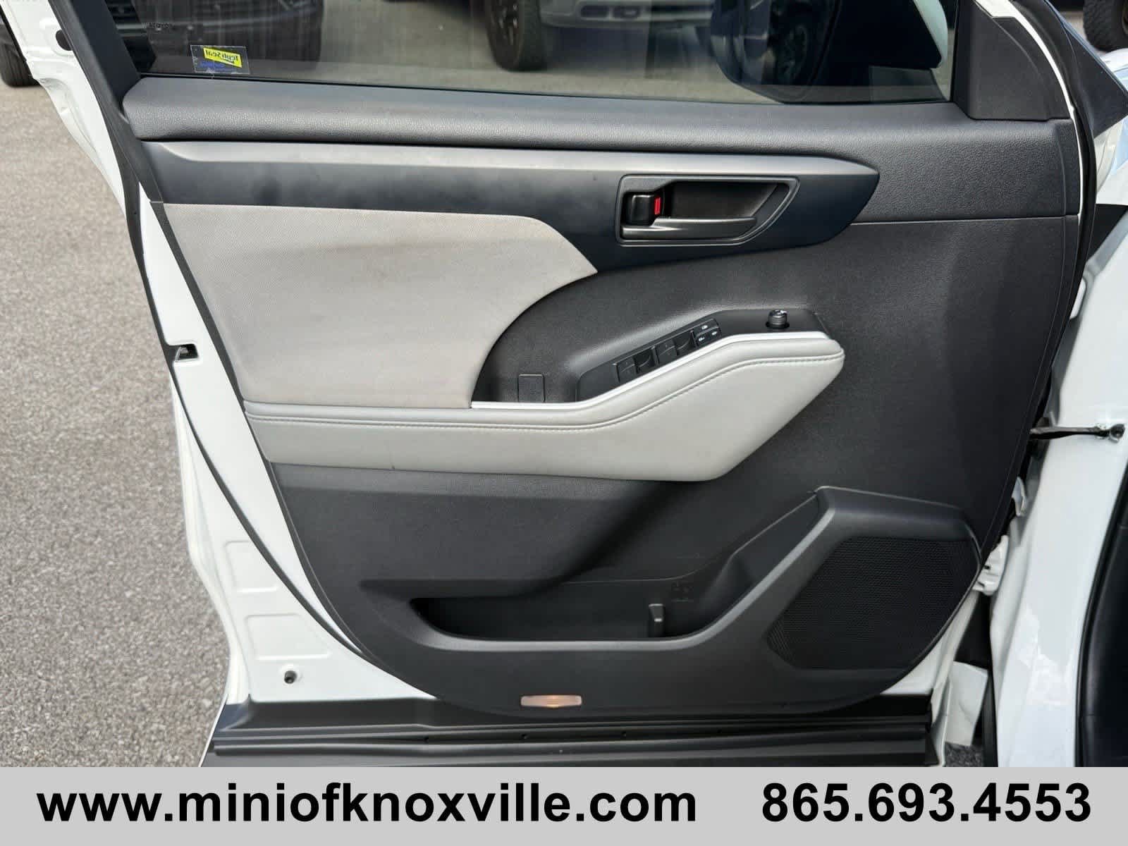 Used 2022 Toyota Highlander LE AWD/4WD image 15