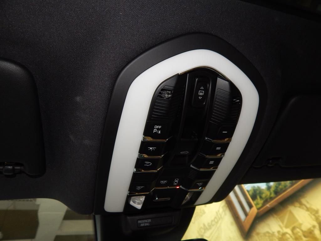 Used 2018 Porsche Macan AWD/4WD image 21