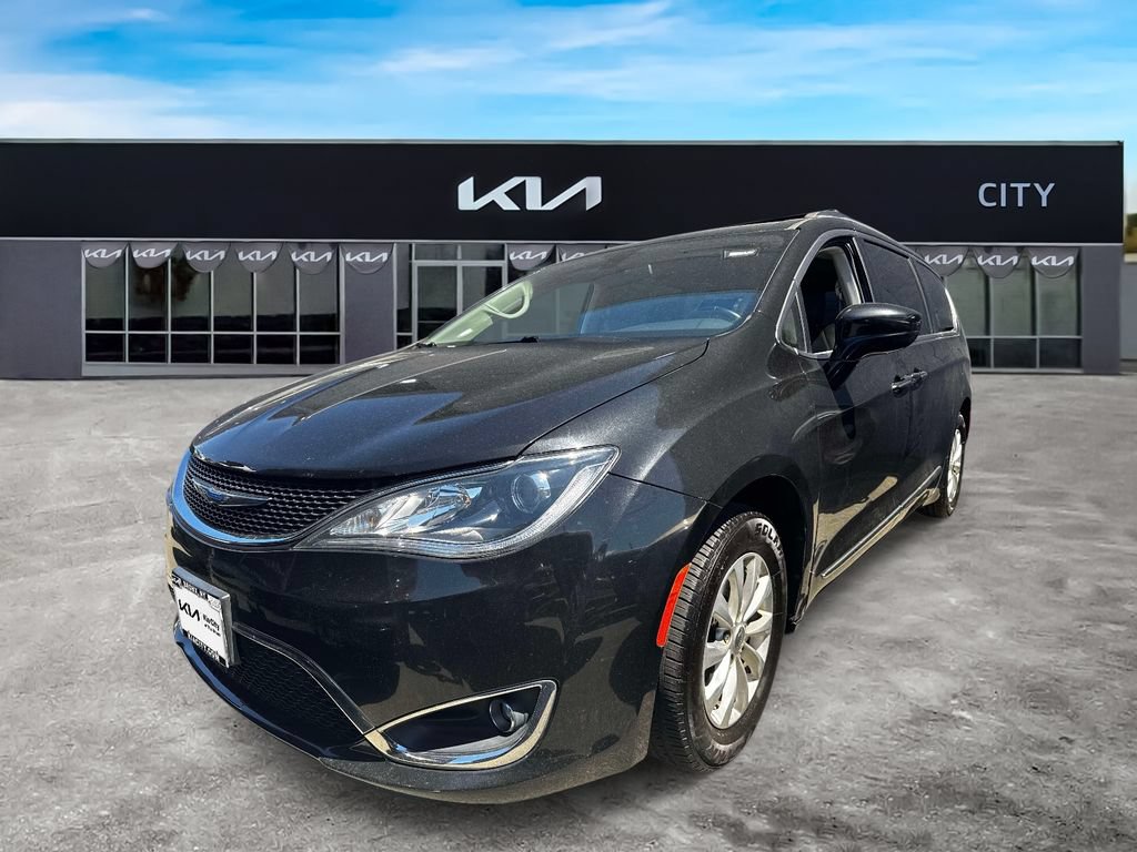 Used 2018 Chrysler Pacifica Touring-L FWD image 2