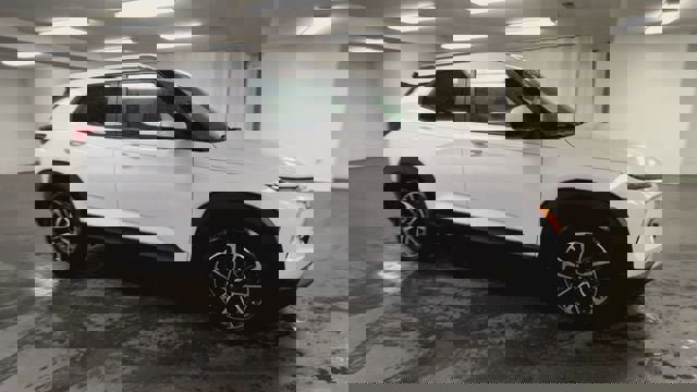 Used 2024 Chevrolet TrailBlazer LT w/ LT Cold Weather Package image 2