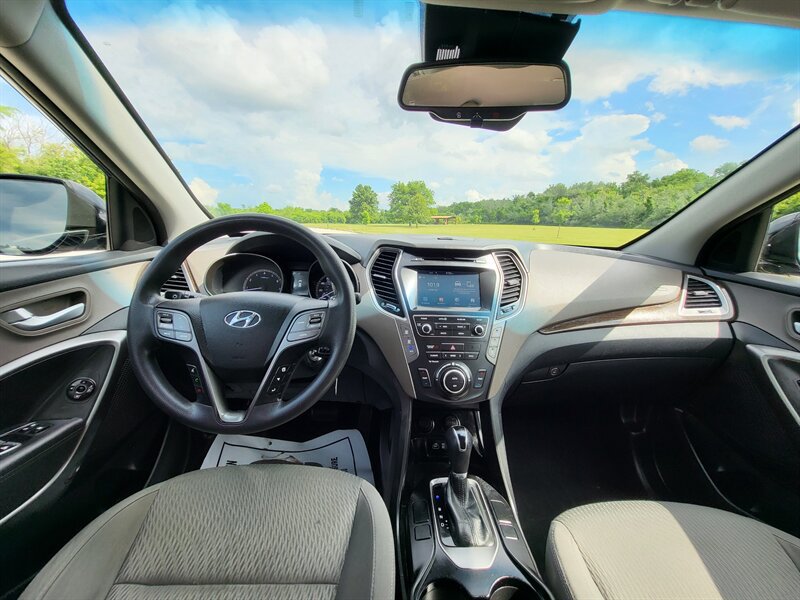 Used 2017 Hyundai Santa Fe SE FWD image 11