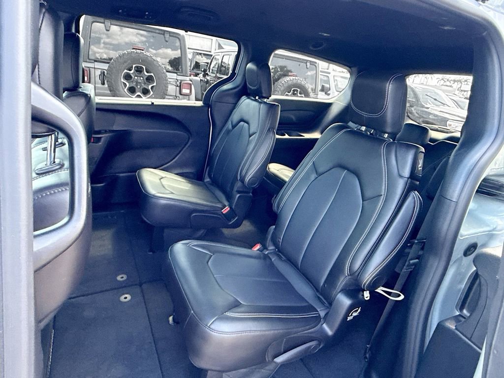 Used 2026 Chrysler Pacifica Select image 27